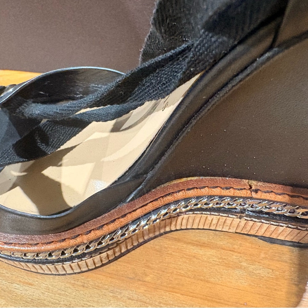 Christian Louboutin - Picture 9 of 10